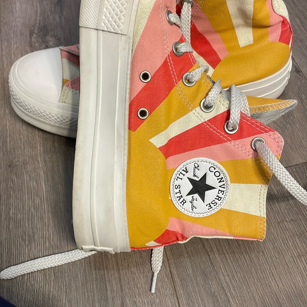 Almost New!Converse Chuck Taylor High Tops, Size 9